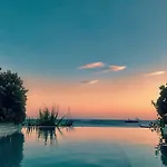 호텔 Mykonos Dove Beachfront 5*
